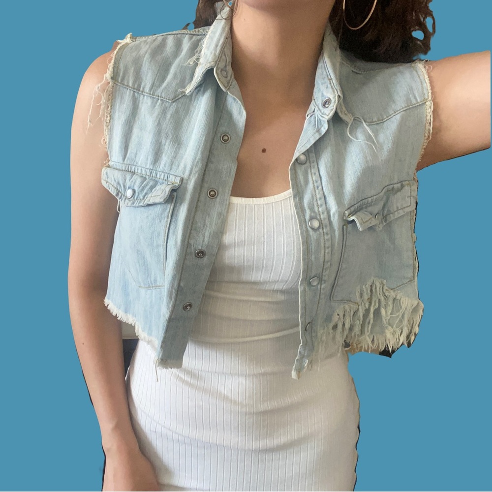 Cropped light denim vest